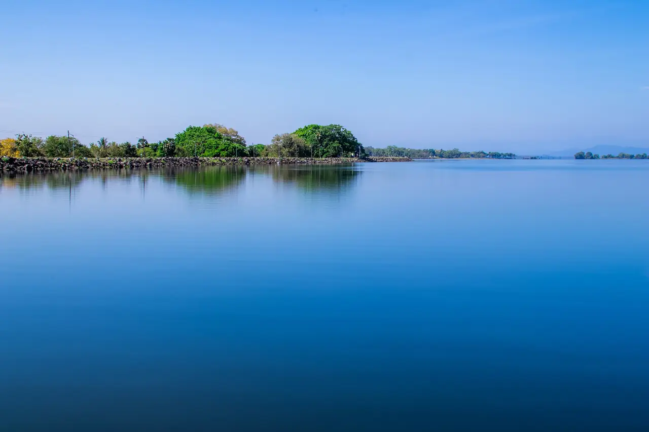 ผิวน้ำปรกรมสมุทรตอนฟ้าใส ภาพจาก Wikimedia Commons ผู้ถ่าย Samal Nadeeshan สัญญา CC BY-SA 4.0 เป็นภาพอ่างเก็บน้ำ ไม่ใช่โบราณสถาน