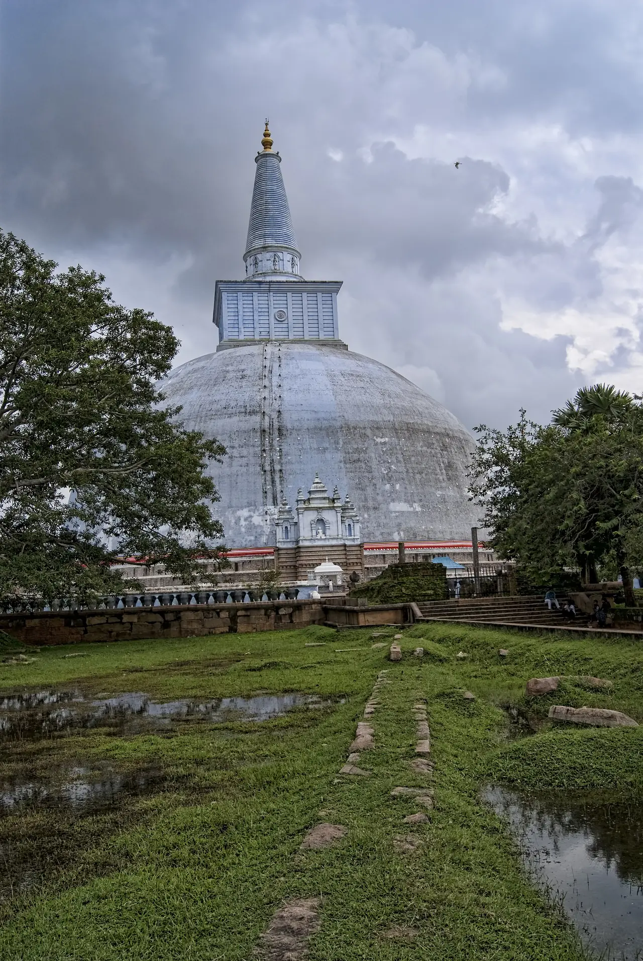 รูวันเวลิสายะ เจดีย์ใหญ่ที่อนุราธปุระ ภาพจาก Wikimedia Commons ผู้ถ่าย Philip Nalangan สัญญา CC BY-SA 4.0