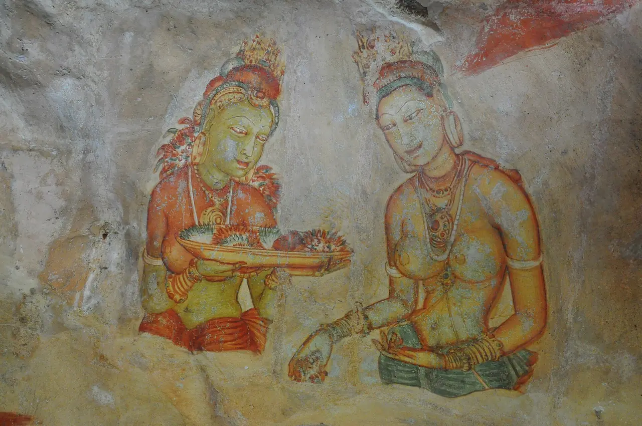 ภาพเขียนสตรีสองคนบนผนังหินสิกิริยา ภาพจาก Wikimedia Commons ผู้ถ่าย Prof Ranga Sai สัญญา CC BY-SA 4.0