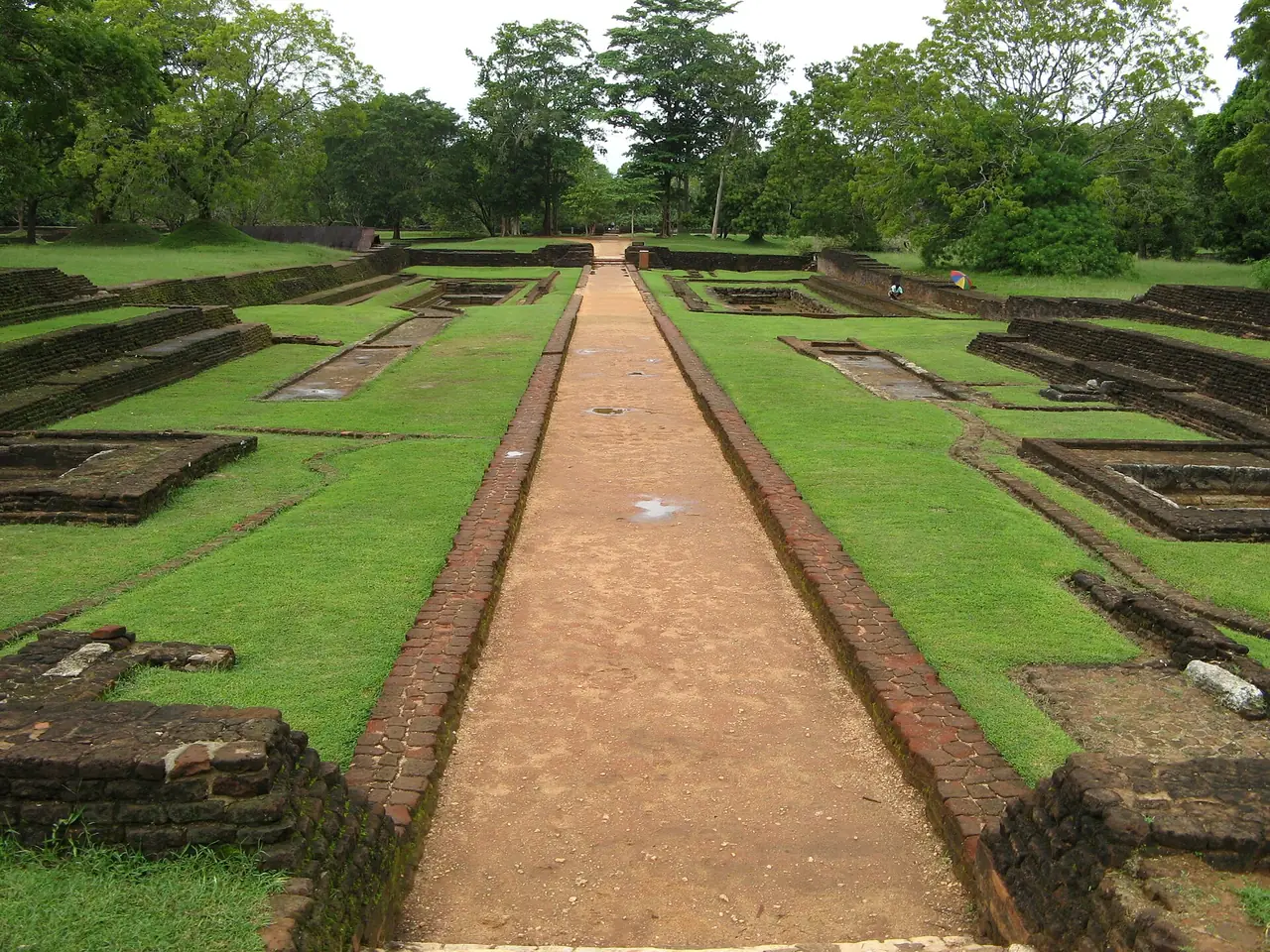 ทางเดินในสวนน้ำสิกิริยา เห็นผังสมมาตรของสระและทางเดินอิฐ ภาพจาก Wikimedia Commons ผู้ถ่าย Michael Gunther สัญญา CC BY-SA 4.0