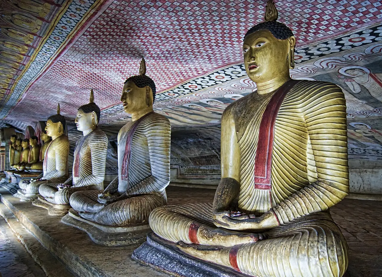 แถวพระพุทธรูปนั่งและภาพเขียนเพดานในถ้ำวัดดัมบุลลา ภาพจาก Wikimedia Commons ผู้ถ่าย Philip Nalangan สัญญา CC BY 4.0