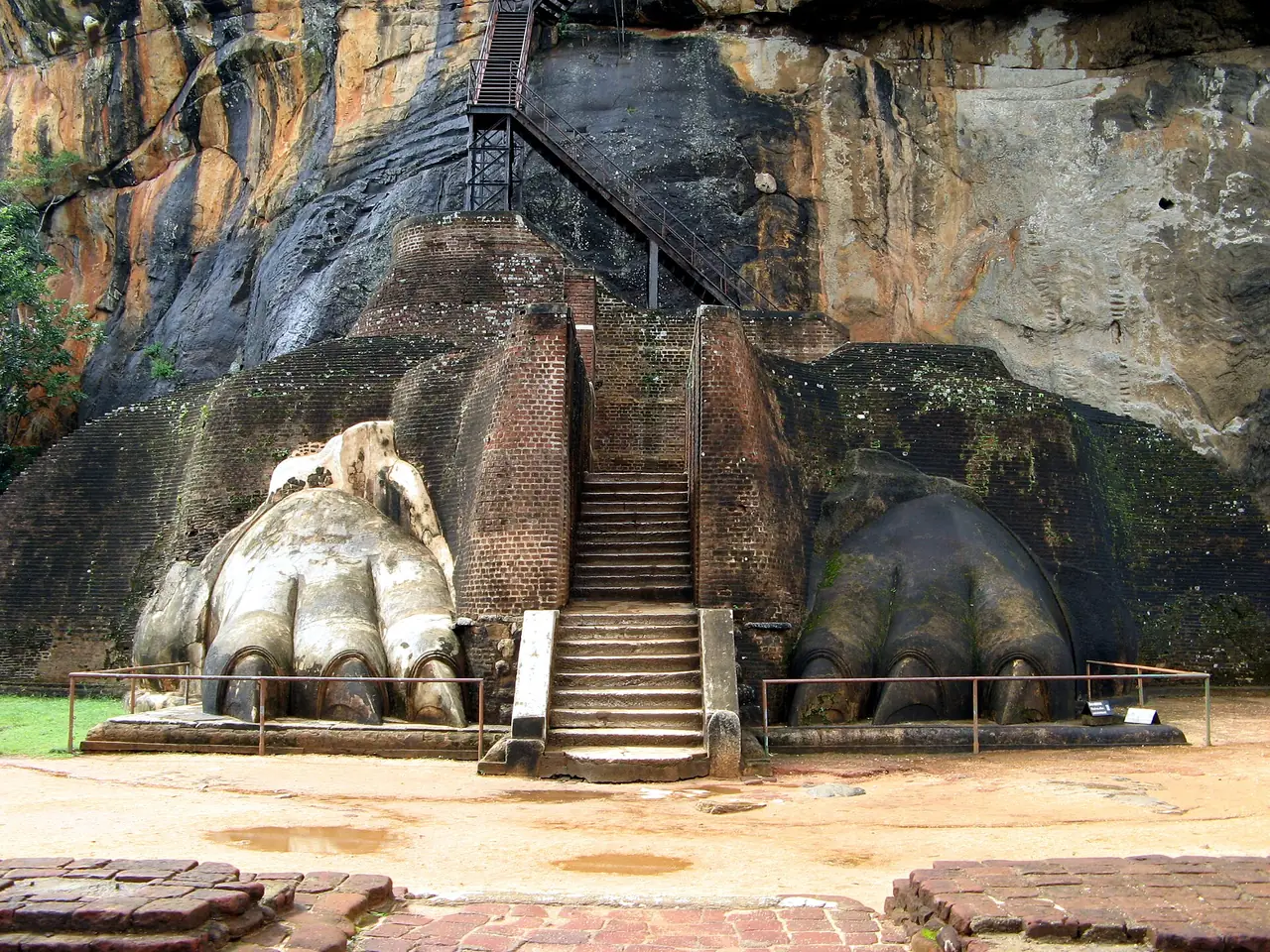 ลานซุ้มสิงโตด้านเหนือของหิน เห็นอุ้งเท้าสองข้างและบันไดทางขึ้น ภาพจาก Wikimedia Commons ผู้ถ่าย Michael Gunther สัญญา CC BY-SA 4.0