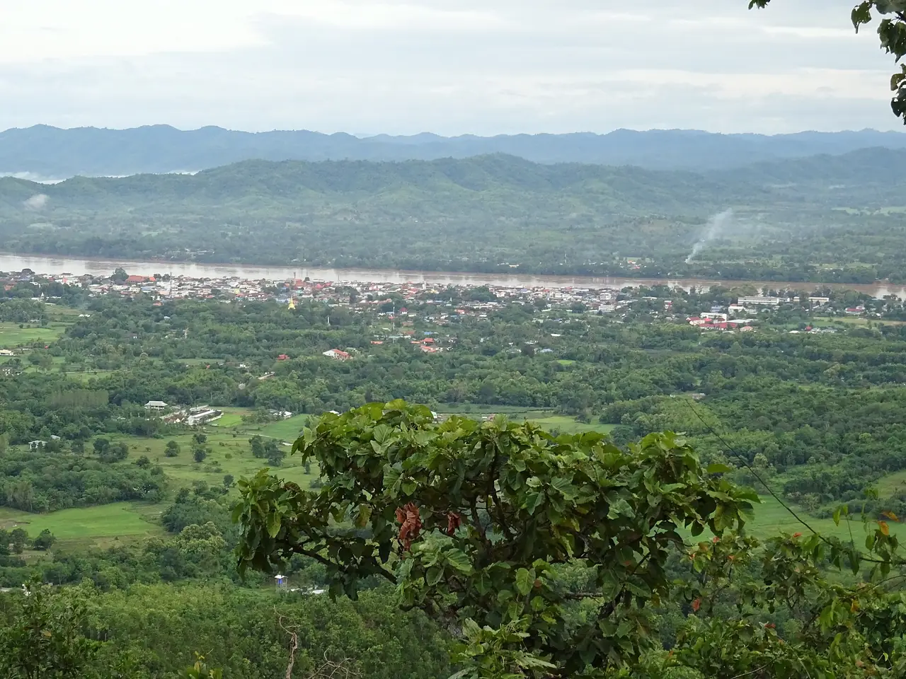 ตัวเมืองเชียงคานและแม่น้ำโขงมองจากภูทอก เห็นเทือกเขาฝั่งลาวอยู่ไกลออกไป