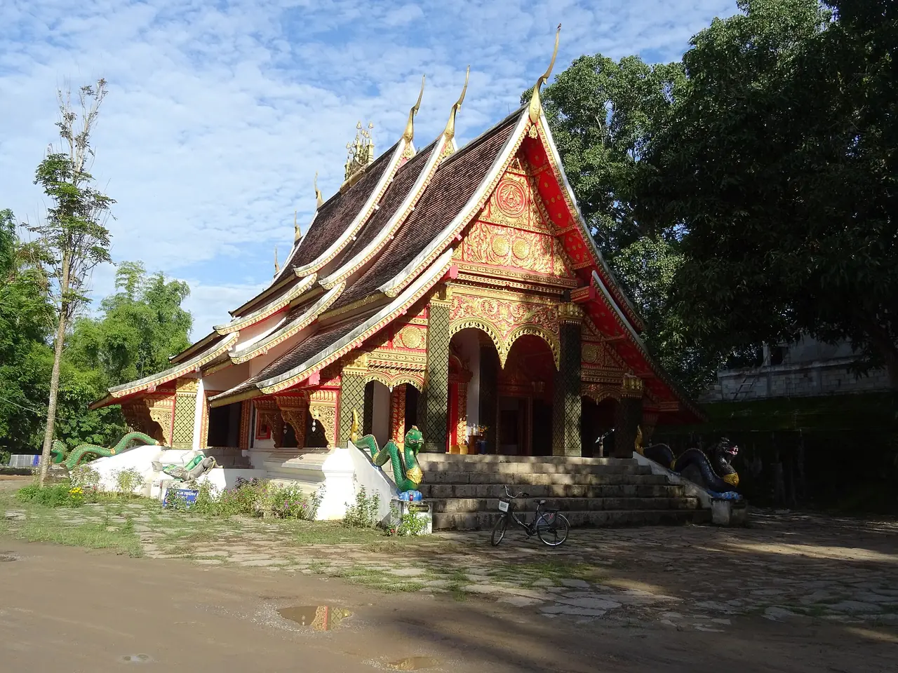 วัดท่าแขกในเชียงคาน หลังคาซ้อนชั้น มีรูปปั้นพญานาคที่ขั้นบันได