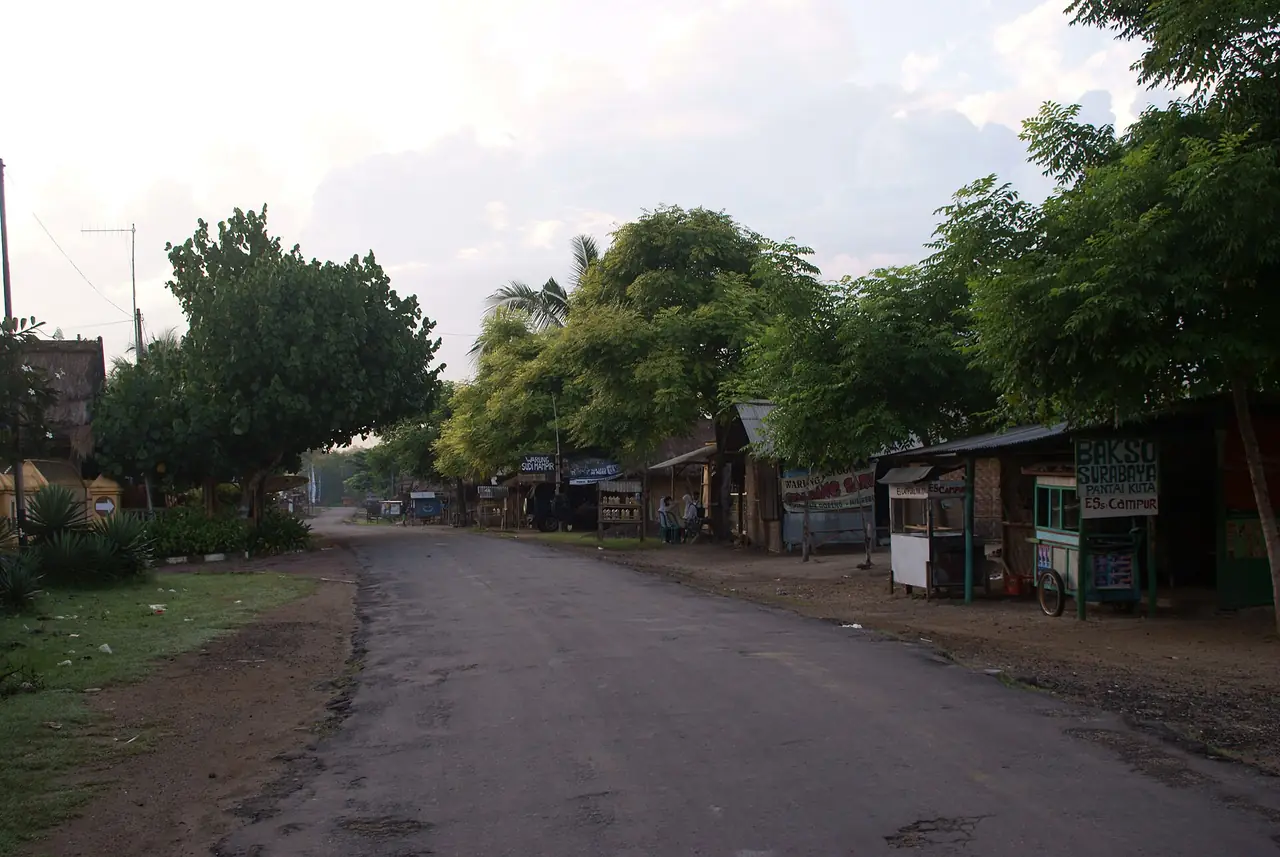 ถนนสายหลักกูตาลอมบอก ย่านที่ Jati Villas บอกว่าอยู่ห่างหนึ่งซอย ภาพบรรยากาศ