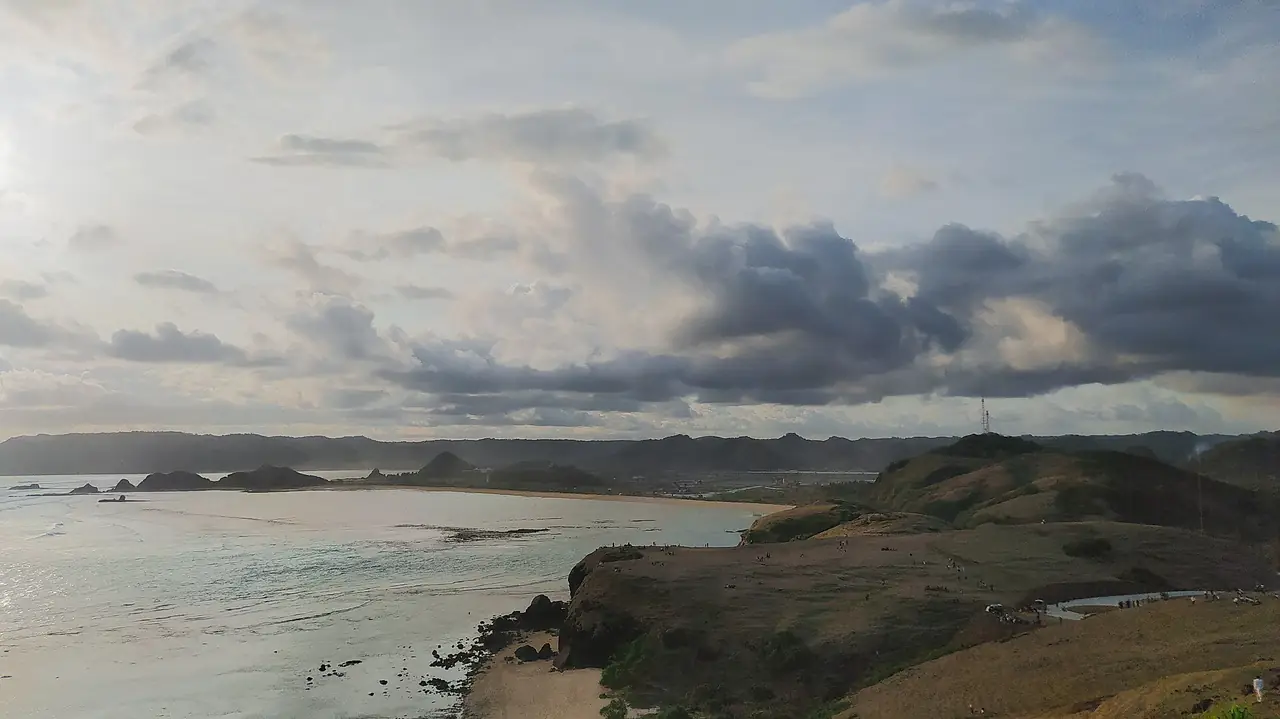 สนามแข่ง Mandalika และเกาะเล็ก ๆ มองจากเนิน Merese ภาพบรรยากาศชายฝั่ง