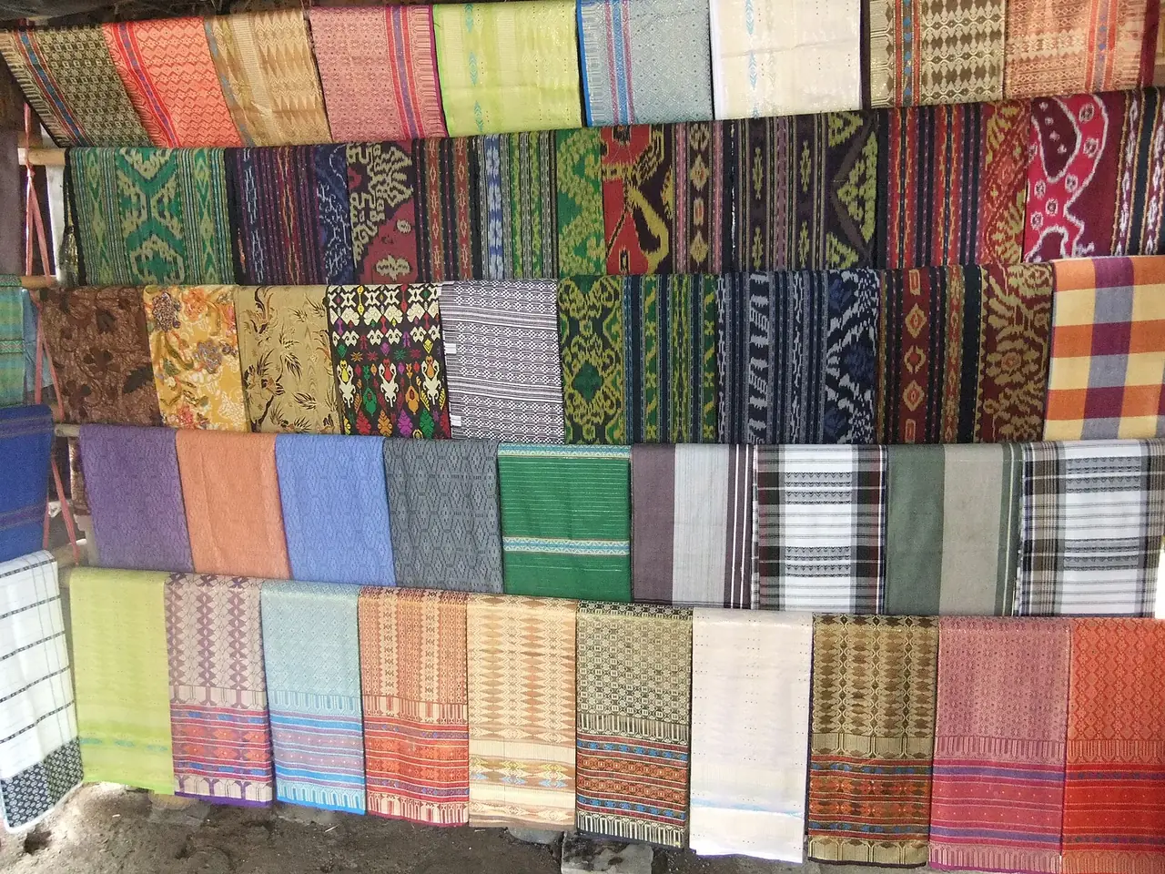 ผ้าทอ ikat ซาซักที่หมู่บ้าน Sade ลอมบอก