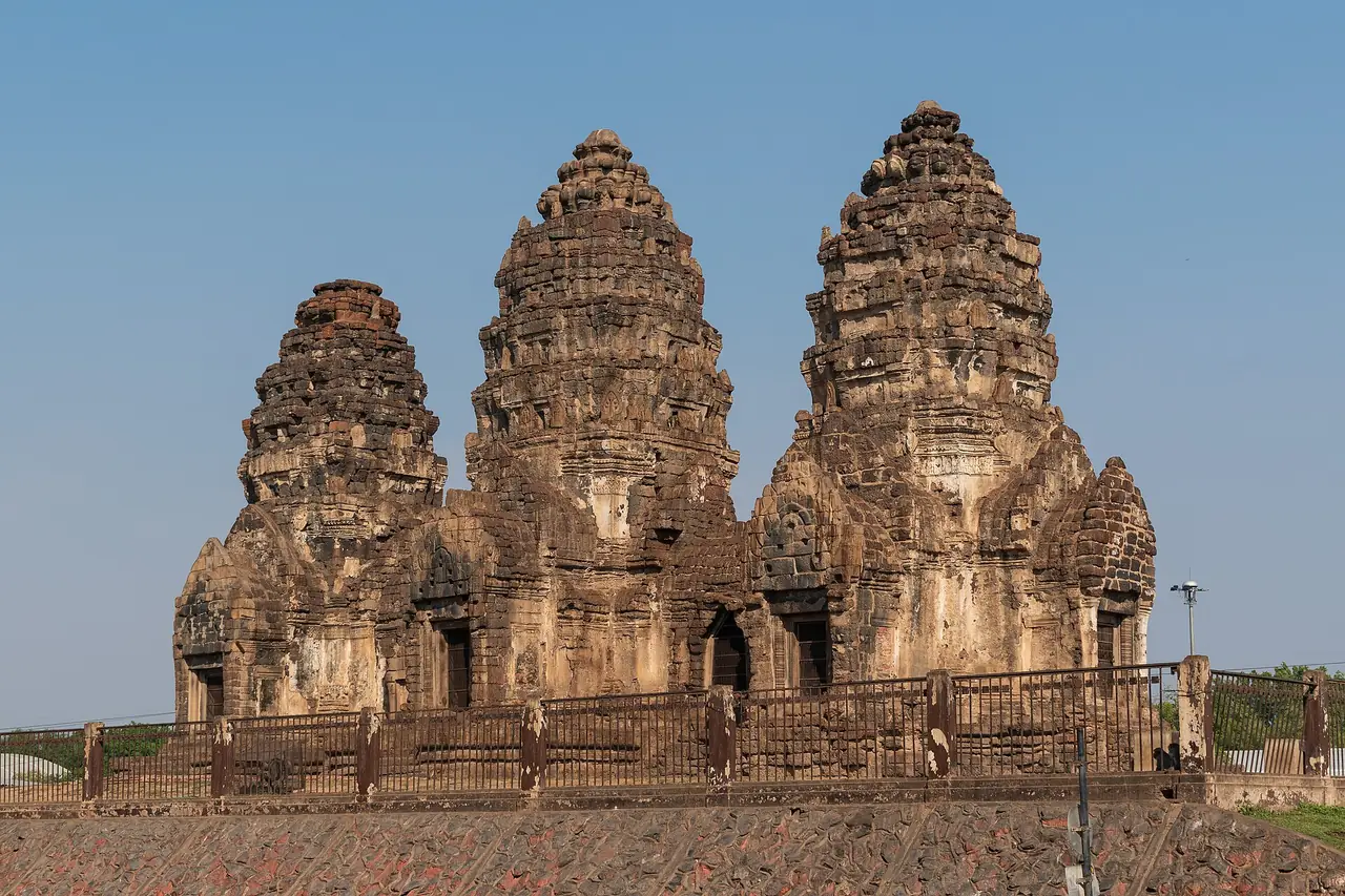 ภาพประกอบ อยุธยา: ลพบุรี ลิงสามยอด งานเลี้ยงลิง และวิธีไม่ให้ลิงกัด
