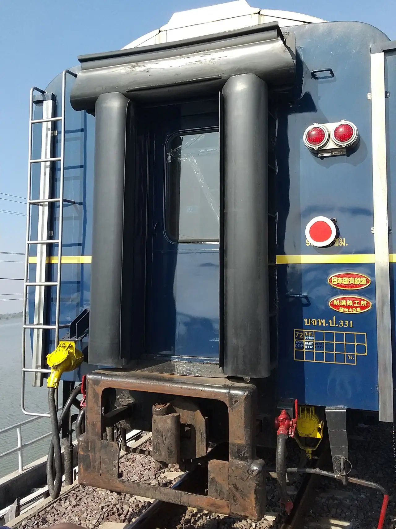 รถโดยสารของการรถไฟฯ ที่เขื่อนป่าสักชลสิทธิ์ ภาพของ Suikotei จาก Wikimedia Commons ใบอนุญาต CC BY-SA 4.0