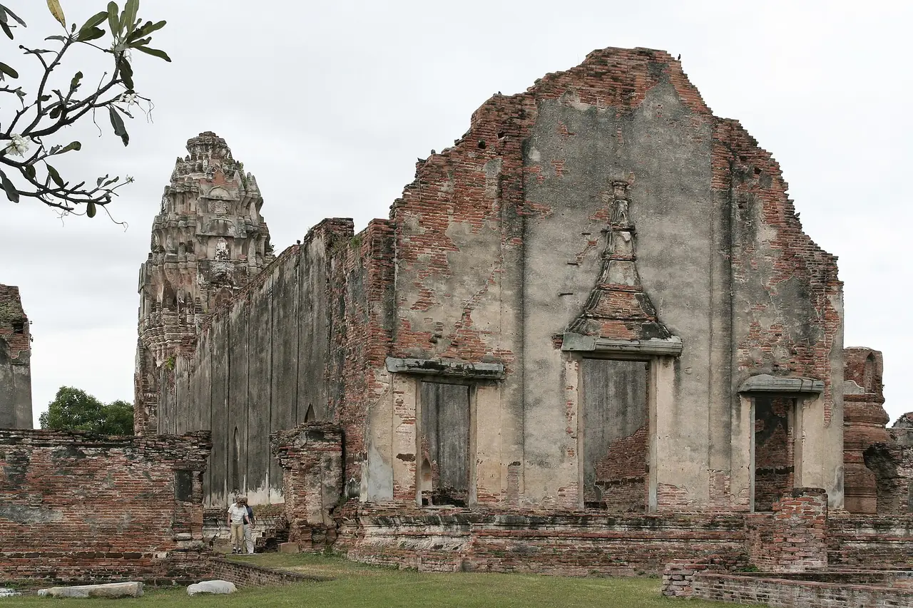 Brick ruins and the prang of Wat Phra Si Rattana Mahathat in Lopburi