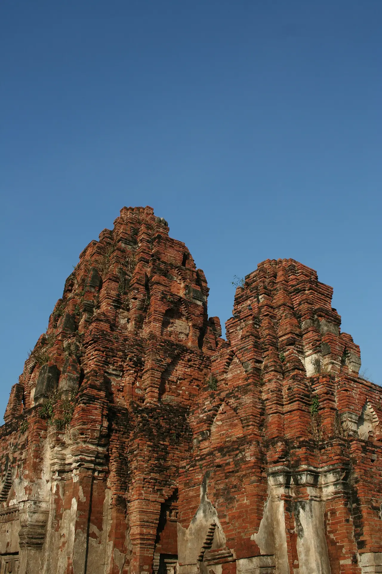ภาพที่ Commons ตั้งชื่อไฟล์ว่า prangkhag ถ่ายเมื่อ 25 ม.ค. 2552 ภาพของ montonn thanaroj จาก Wikimedia Commons ใบอนุญาต CC BY-SA 3.0 Commons ระบุเพียงว่าเป็นโบราณสถานในประเทศไทยตามรหัสทะเบียน