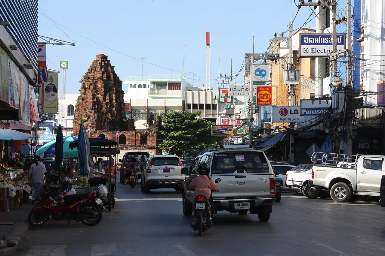 ถนนสุระสงคราม เมืองเก่าลพบุรี ภาพของ Bjoertvedt จาก Wikimedia Commons ใบอนุญาต CC BY-SA 3.0