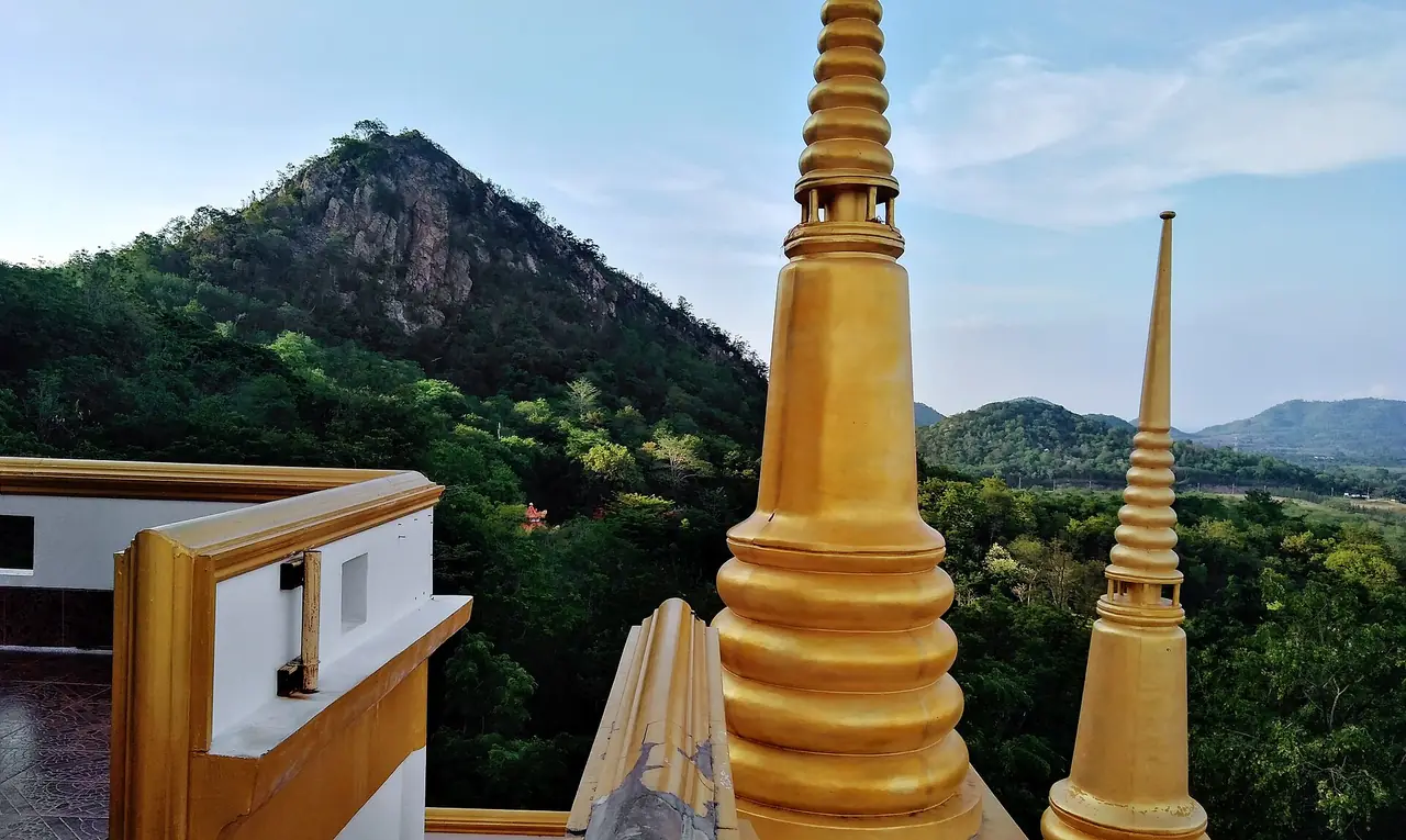 ภาพประกอบ ลพบุรี: ชัยบาดาล วัดถ้ำเขาปรางค์ วังก้านเหลือง เขาวงพระจันทร์