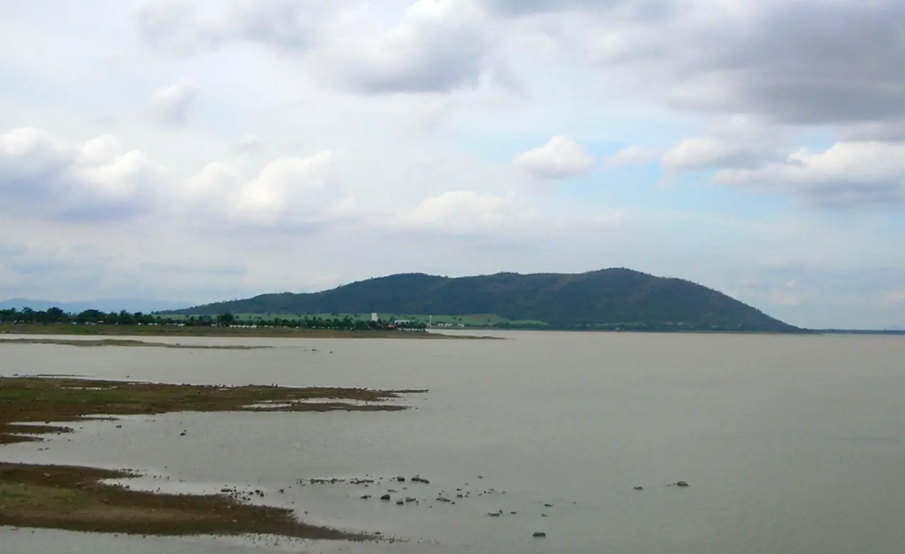 เขาโคกตะโกมองจากทางเหนือของเขื่อนป่าสักชลสิทธิ์ ภาพของ Xufanc จาก Wikimedia Commons ใบอนุญาต CC BY-SA 3.0