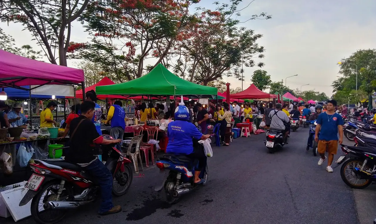 ตลาดลำนารายณ์ริมทางรถไฟ ภาพของ Petnog จาก Wikimedia Commons ใบอนุญาต CC BY-SA 4.0 Commons ระบุเพียงว่าเป็นตลาดลำนารายณ์ข้างทางรถไฟ ใช้เป็นภาพประกอบบริบทของย่าน ไม่ใช่ภาพวัด