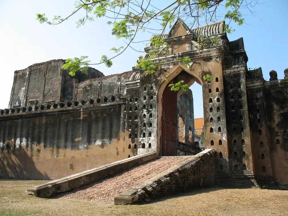 ประตูชั้นในของพระนารายณ์ราชนิเวศน์ ภาพของ Oatz จาก Wikimedia Commons สาธารณสมบัติ
