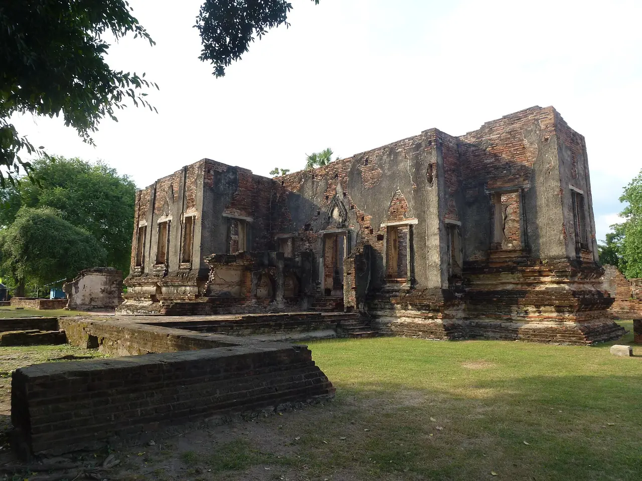 ซากตำหนักที่สมเด็จพระนารายณ์สร้างไว้ชานเมืองลพบุรีในศตวรรษที่ 17 ภาพของ Chris Baker จาก Wikimedia Commons ใบอนุญาต CC BY-SA 4.0 ถ่ายปี 2561