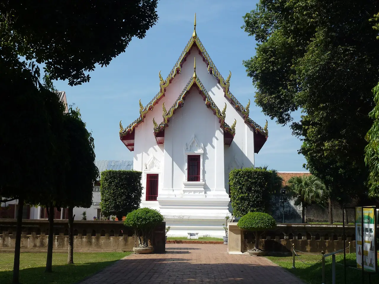 พระที่นั่งจันทรพิศาลในพระนารายณ์ราชนิเวศน์ ภาพของ Chris Baker จาก Wikimedia Commons ใบอนุญาต CC BY-SA 4.0 Commons อธิบายว่าเป็นอาคารสมัยศตวรรษที่ 17 ปัจจุบันเป็นพิพิธภัณฑ์