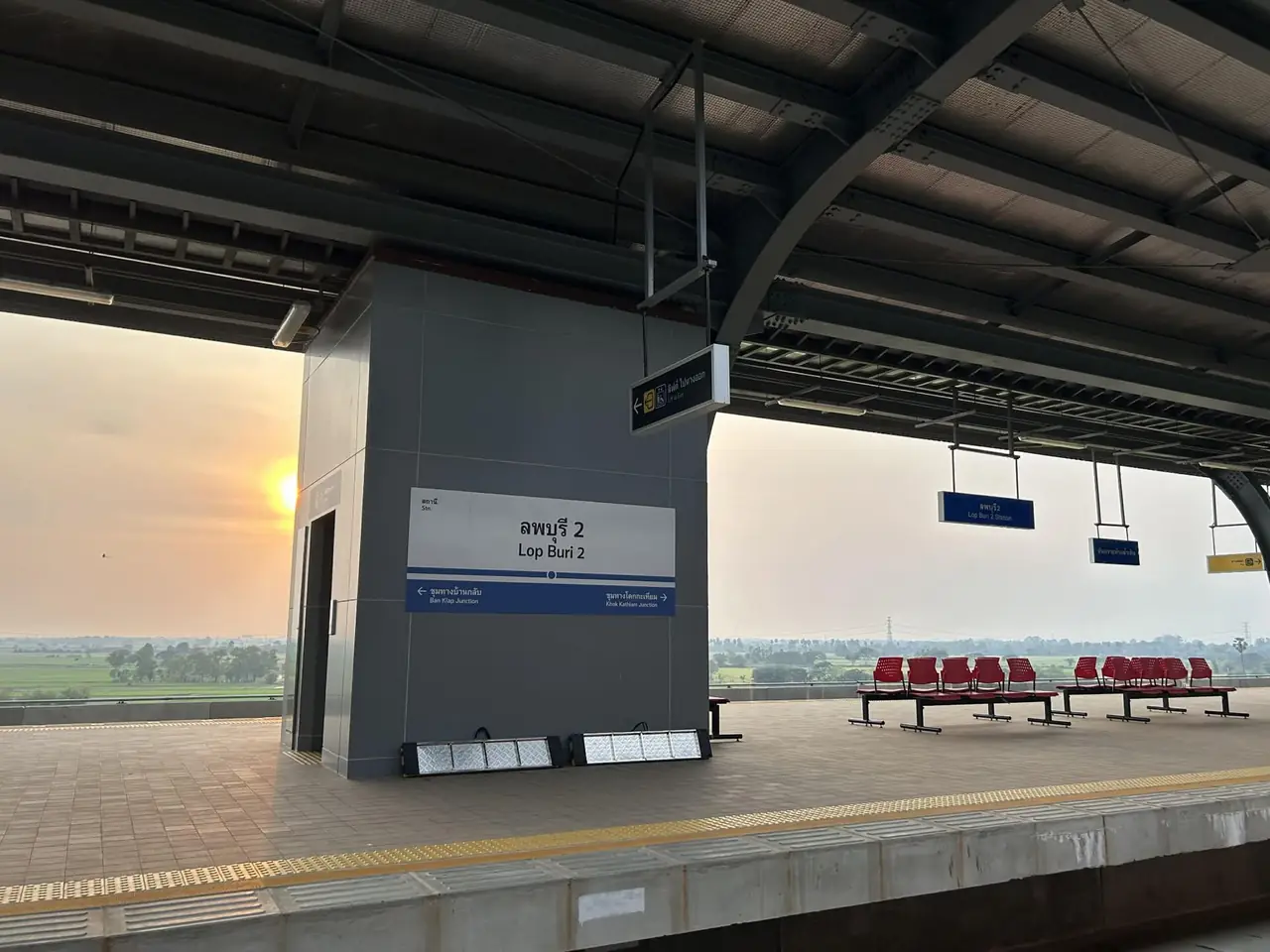 สถานีรถไฟลพบุรี 2 (ท่าวุ้ง) ต.โพตลาดแก้ว อ.ท่าวุ้ง ภาพของ Ekströmz จาก Wikimedia Commons ใบอนุญาต CC BY-SA 4.0