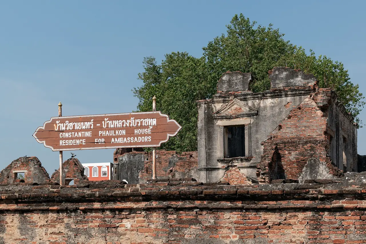 บ้านวิชาเยนทร์ริมถนน มีป้ายสองภาษา ภาพของ Dominic Nelson จาก Wikimedia Commons ใบอนุญาต CC BY-SA 4.0 ถ่าย ม.ค. 2567