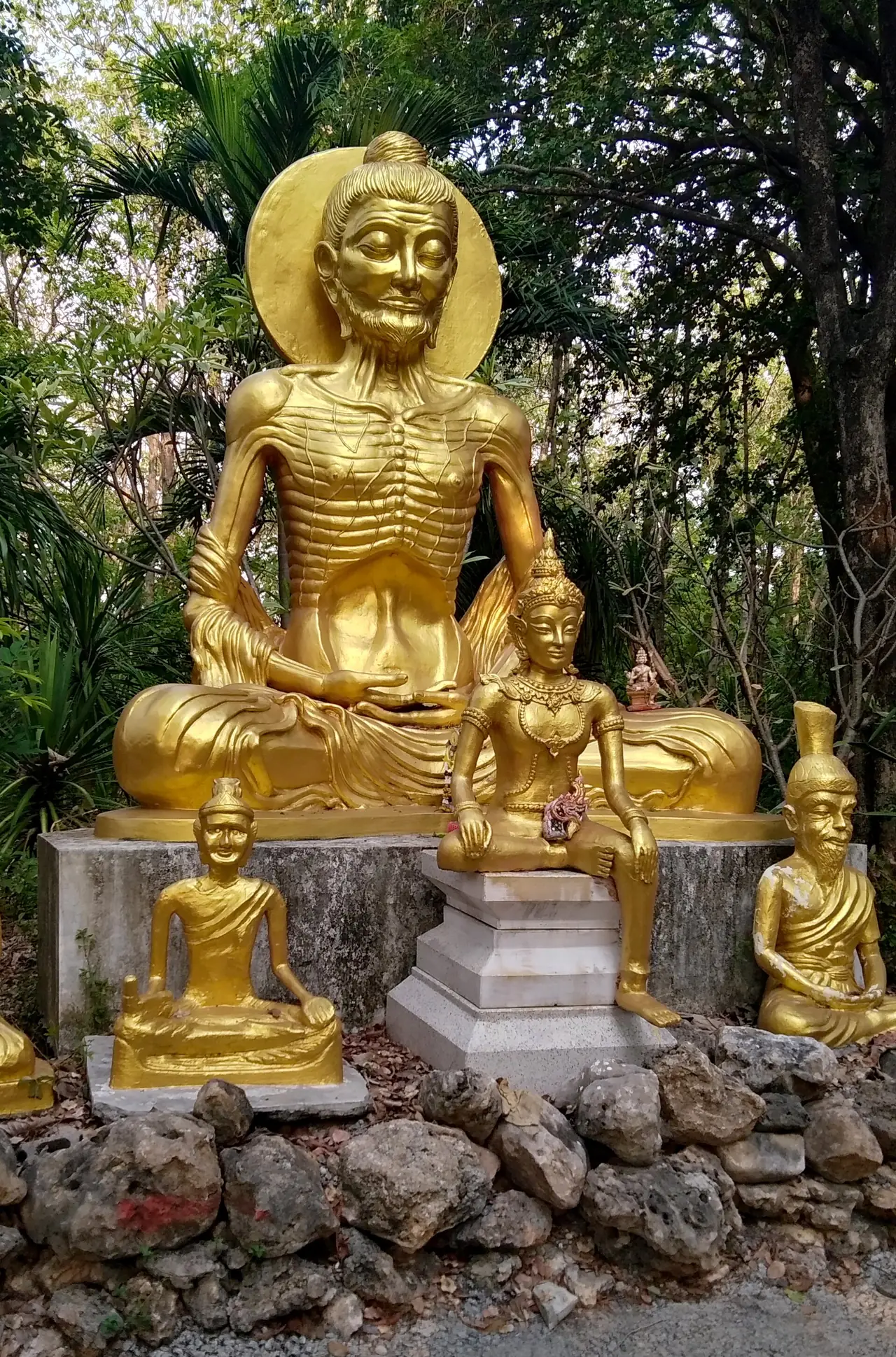 รูปปั้นที่วังก้านเหลือง ภาพของ Petnog จาก Wikimedia Commons ใบอนุญาต CC BY-SA 4.0 Commons ระบุเพียงว่าเป็นรูปปั้นที่ Wang Kan Lueang
