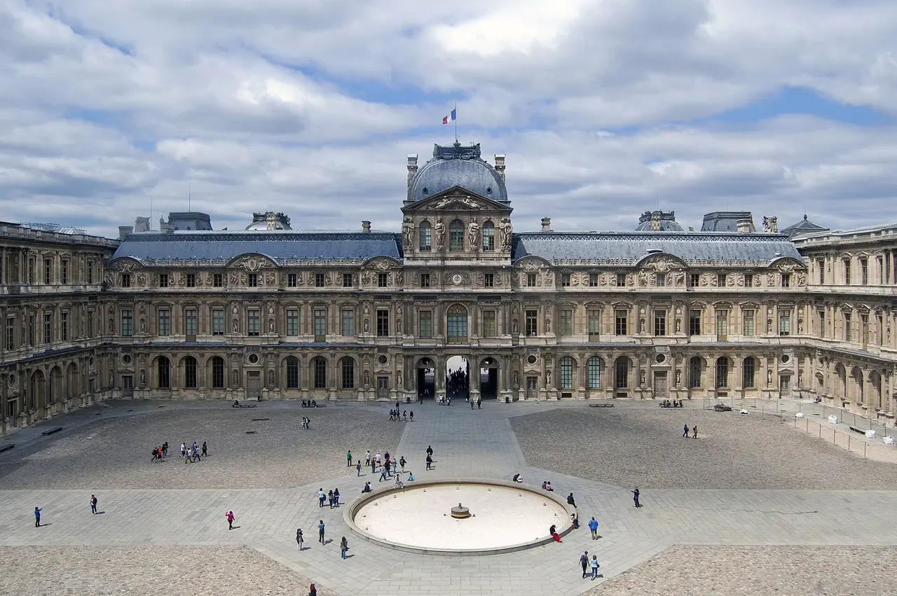 ลาน Cour Carrée ของพระราชวังลูฟวร์ ภาพถ่ายจาก Wikimedia Commons