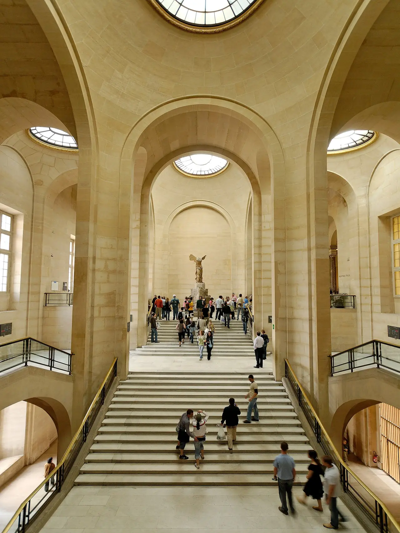 บันได Daru และรูปปั้น Winged Victory of Samothrace ปีกเดอนง ภาพถ่ายจาก Wikimedia Commons