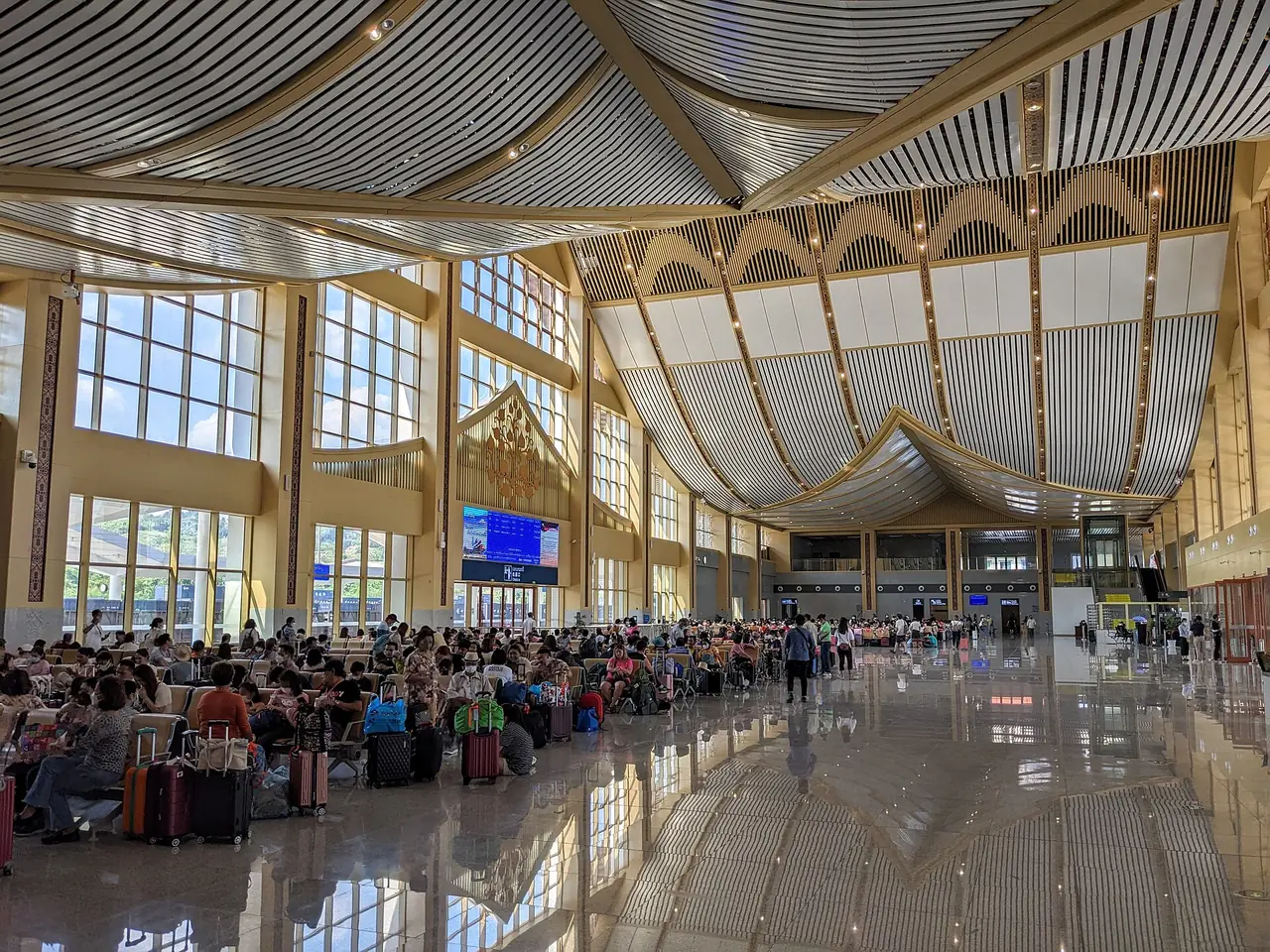 ภายในอาคารสถานีรถไฟหลวงพระบาง (ภาพห้องโถงผู้โดยสาร)