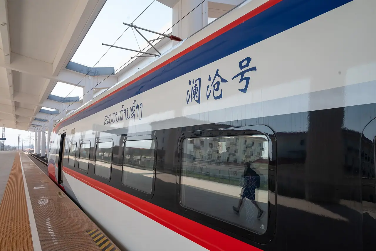 รถไฟลาว-จีนจอดรออยู่ที่สถานีเวียงจันทน์ (ภาพขบวนรถ)