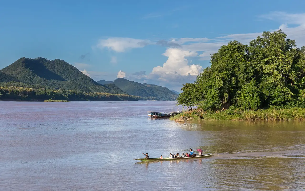 เรือหางยาวที่ปากแม่น้ำคานไหลลงแม่น้ำโขง (ภาพแม่น้ำ)