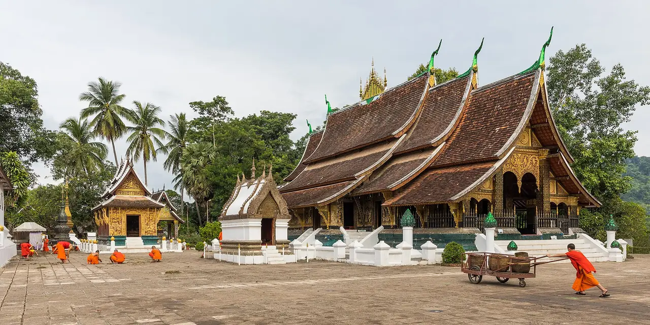 ลานวัดเชียงทองและพระภิกษุกำลังกวาดลาน (ภาพลานวัดช่วงเช้า)