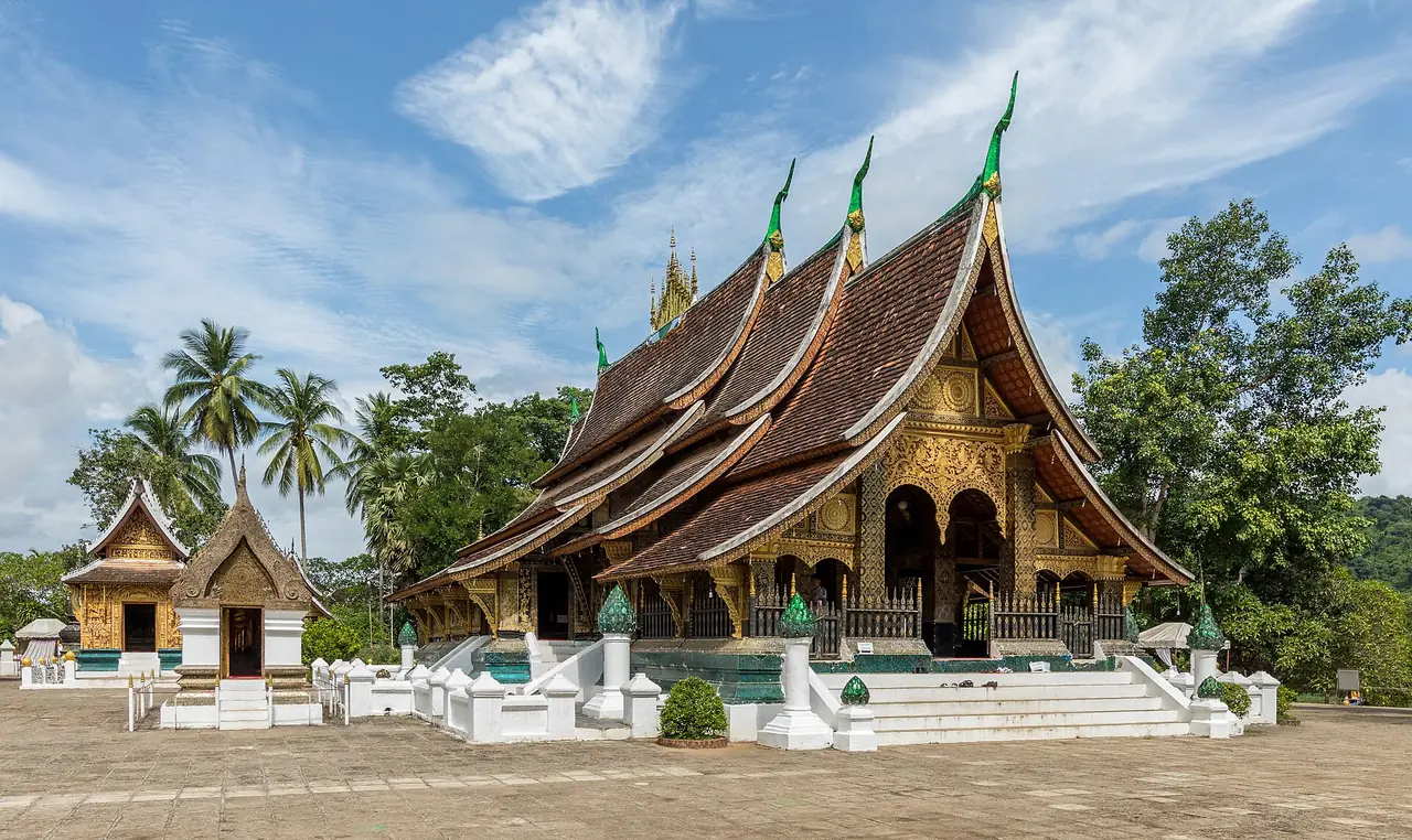 วัดเชียงทอง หลวงพระบาง (ภาพหน้าวัดและหลังคาซ้อนชั้น)