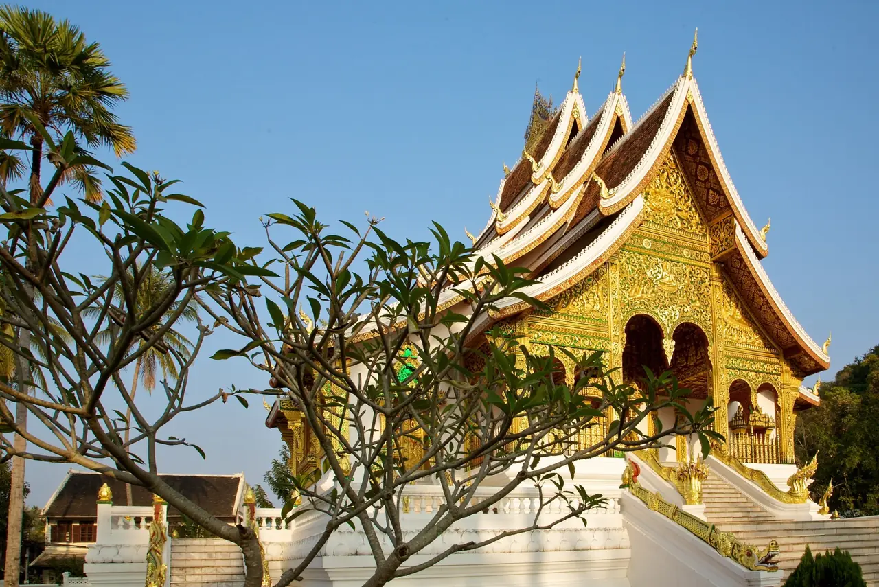 หอพระบางที่มุมพิพิธภัณฑ์ ผนังหน้าประดับลายทอง (ภาพบรรยากาศ)
