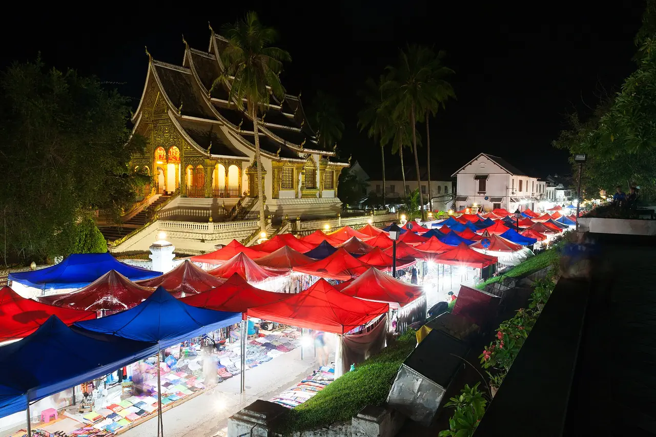 ภาพประกอบ ลาว: ตลาดกลางคืนหลวงพระบาง เปิดกี่โมง กฎรถตู้ห้ามเข้า 2569