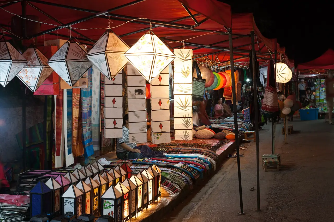 ตลาดกลางคืนหลวงพระบาง มองตามแนวถนนที่ปิดรถ (ภาพบรรยากาศ)
