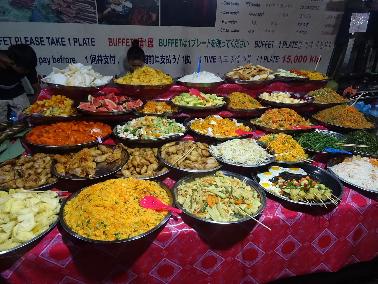 แผงอาหารบุฟเฟต์ในตลาดกลางคืนหลวงพระบาง (ภาพบรรยากาศ)