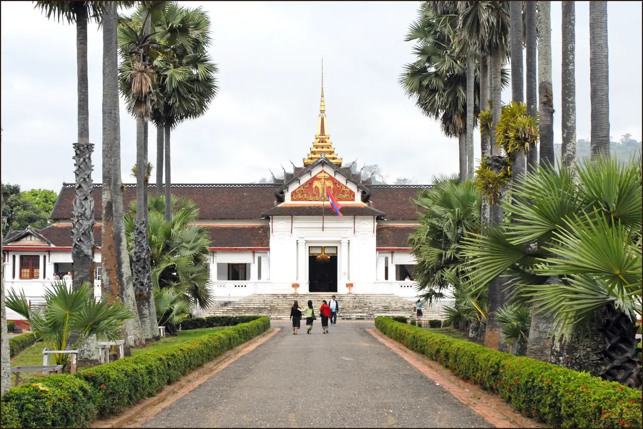 อดีตพระราชวังหอคำจากอีกมุม เห็นสนามหญ้าและทางเดินหน้าอาคาร