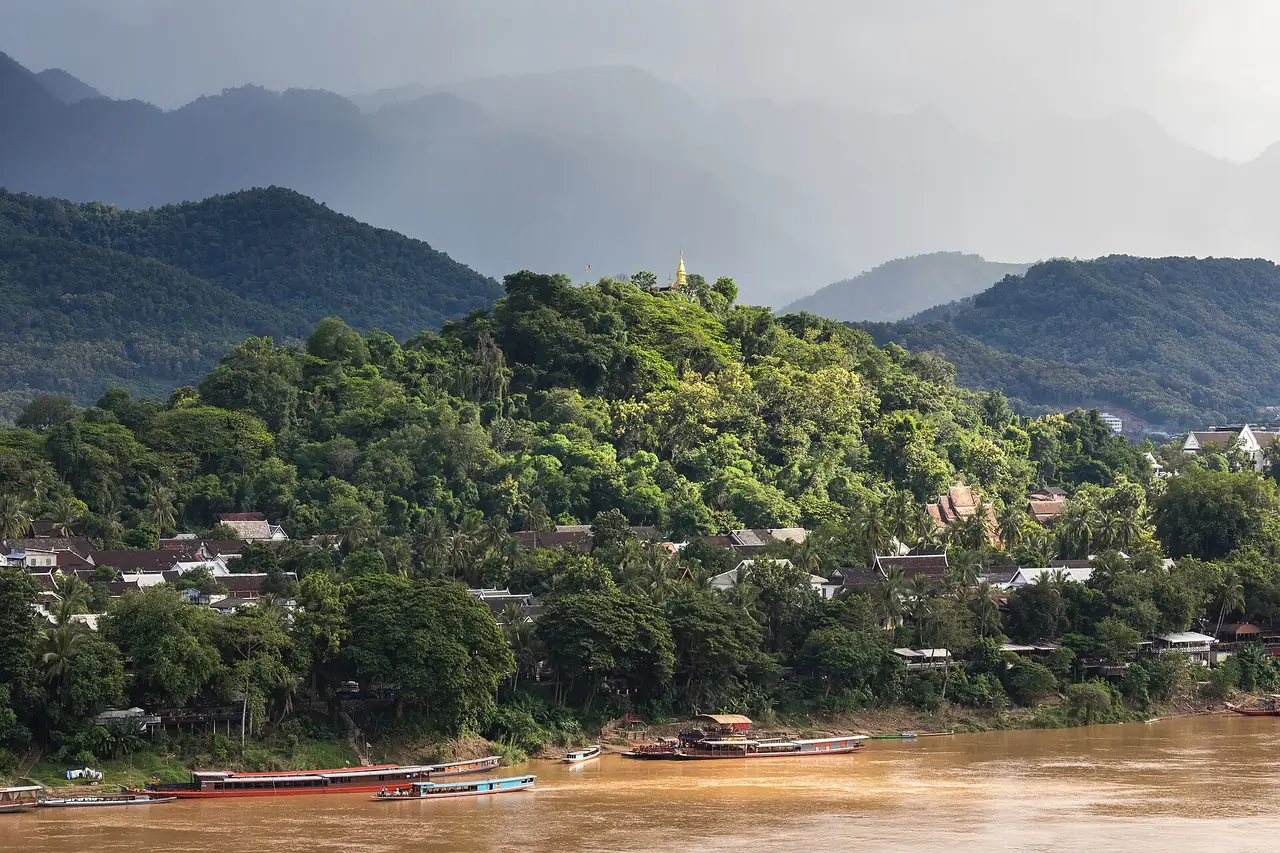 ภูสีและเมืองเก่ามองจากวัดจอมเพ็ดฝั่งตรงข้ามแม่น้ำโขง (ภาพทิวทัศน์)