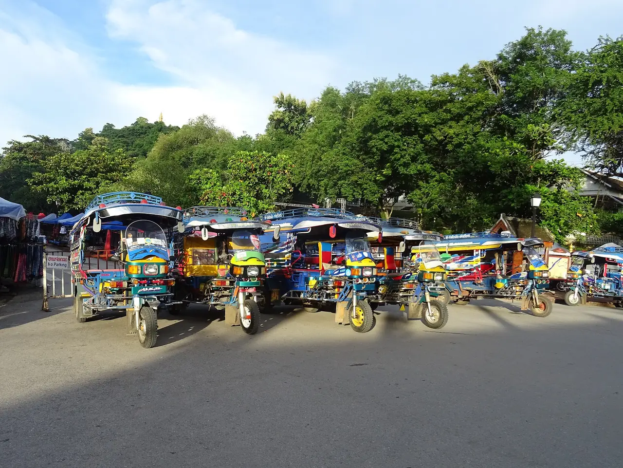 ภาพประกอบ ลาว: เดินทางในหลวงพระบาง สนามบิน LPQ สถานีรถไฟ รถตุ๊กตุ๊ก