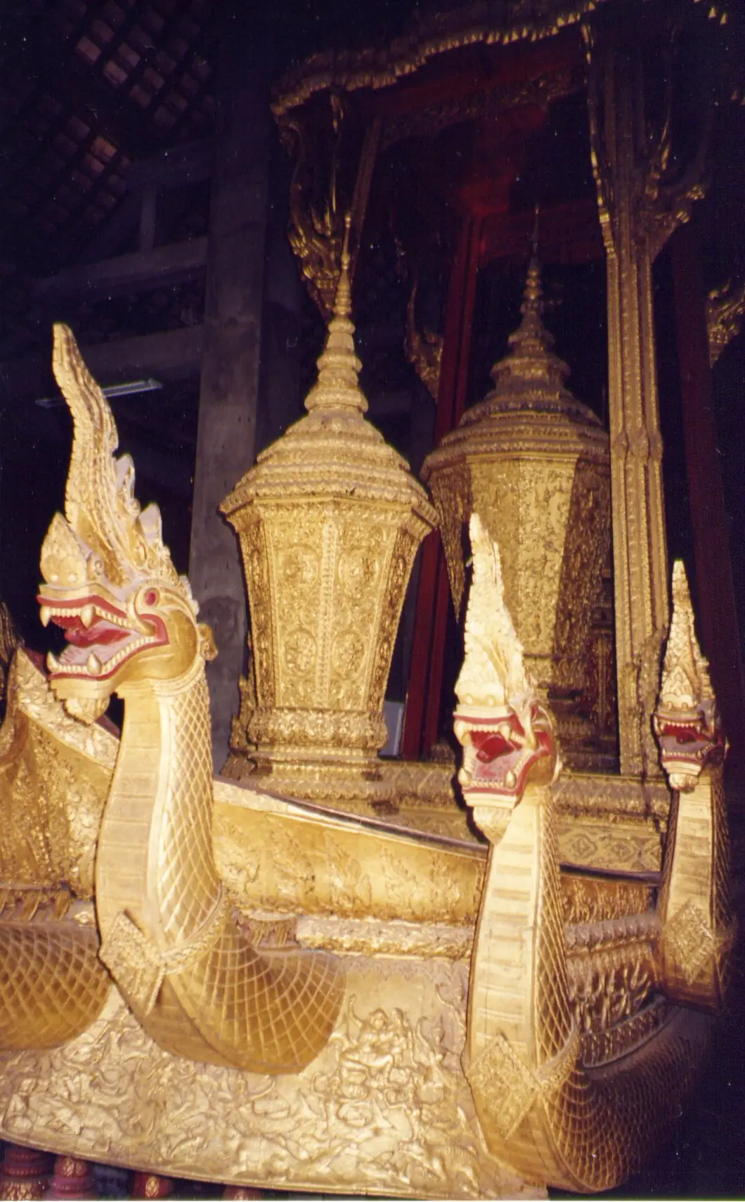 หอราชรถ ภายในเก็บราชรถประดับลายทอง (ภาพเก่า ไม่ได้ถ่ายในช่วงที่เราตรวจข้อมูล)