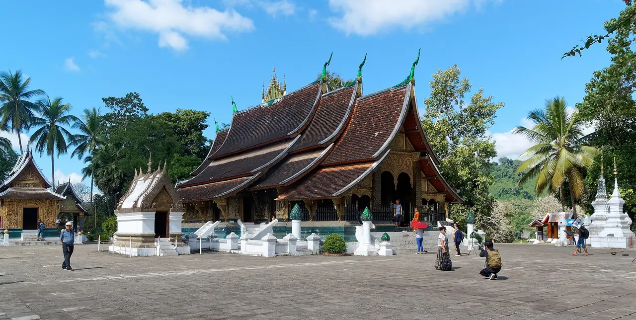 ภาพมุมกว้างของวัดเชียงทอง เห็นหลังคาพระอุโบสถและอาคารรอบ ๆ