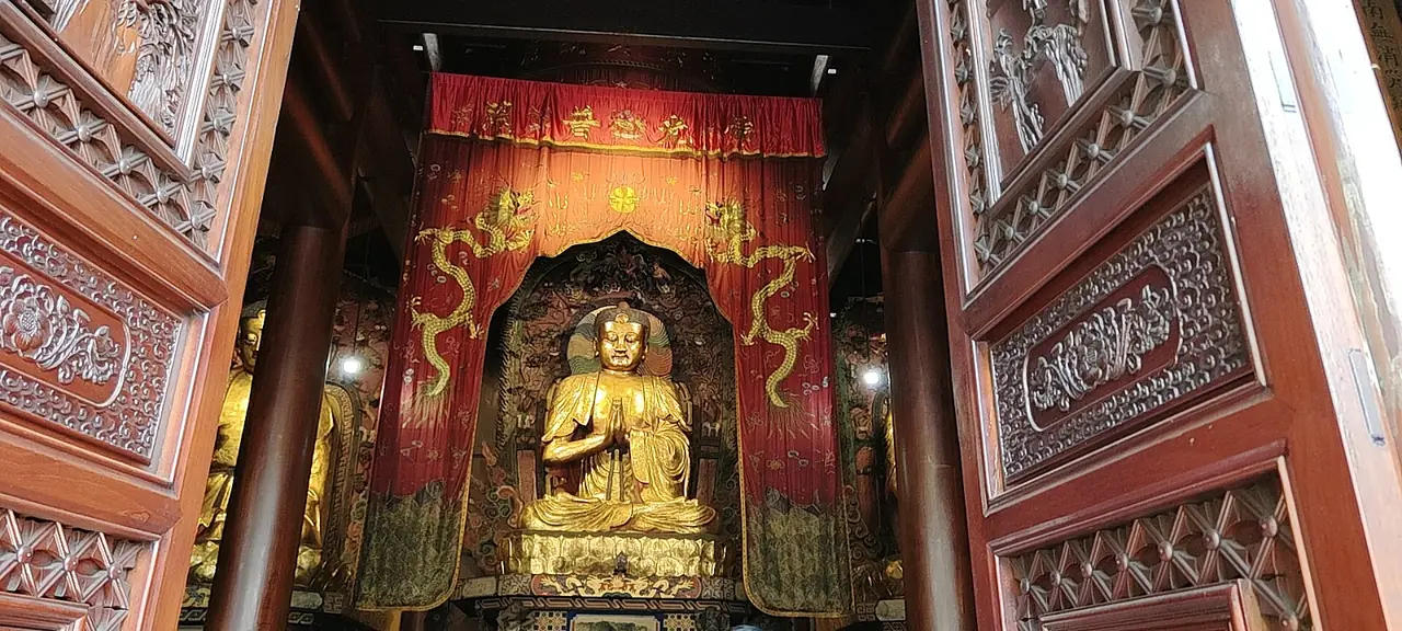 พระพุทธรูปทองในหอวัดหลิงหยุน ภาพถ่ายโดย Fumikas Sagisavas