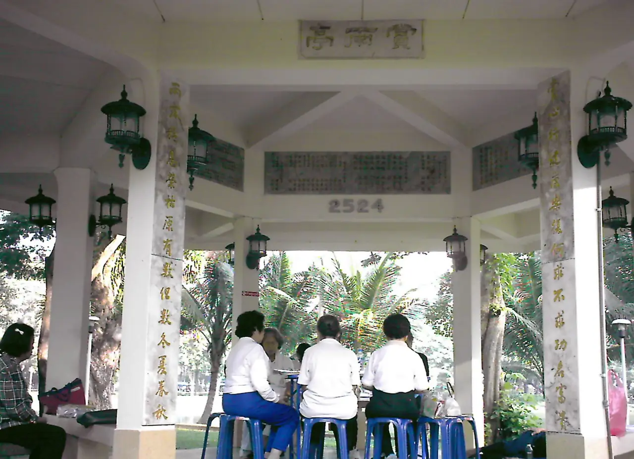 ศาลาในสวนลุมพินี ที่คนมานั่งพักและพูดคุย