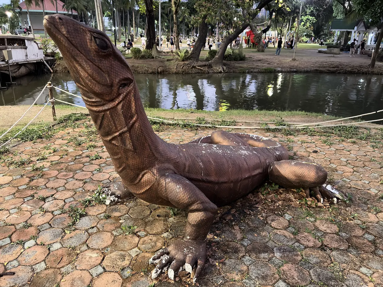 รูปปั้นตัวเงินตัวทองริมน้ำ สวนลุมพินี