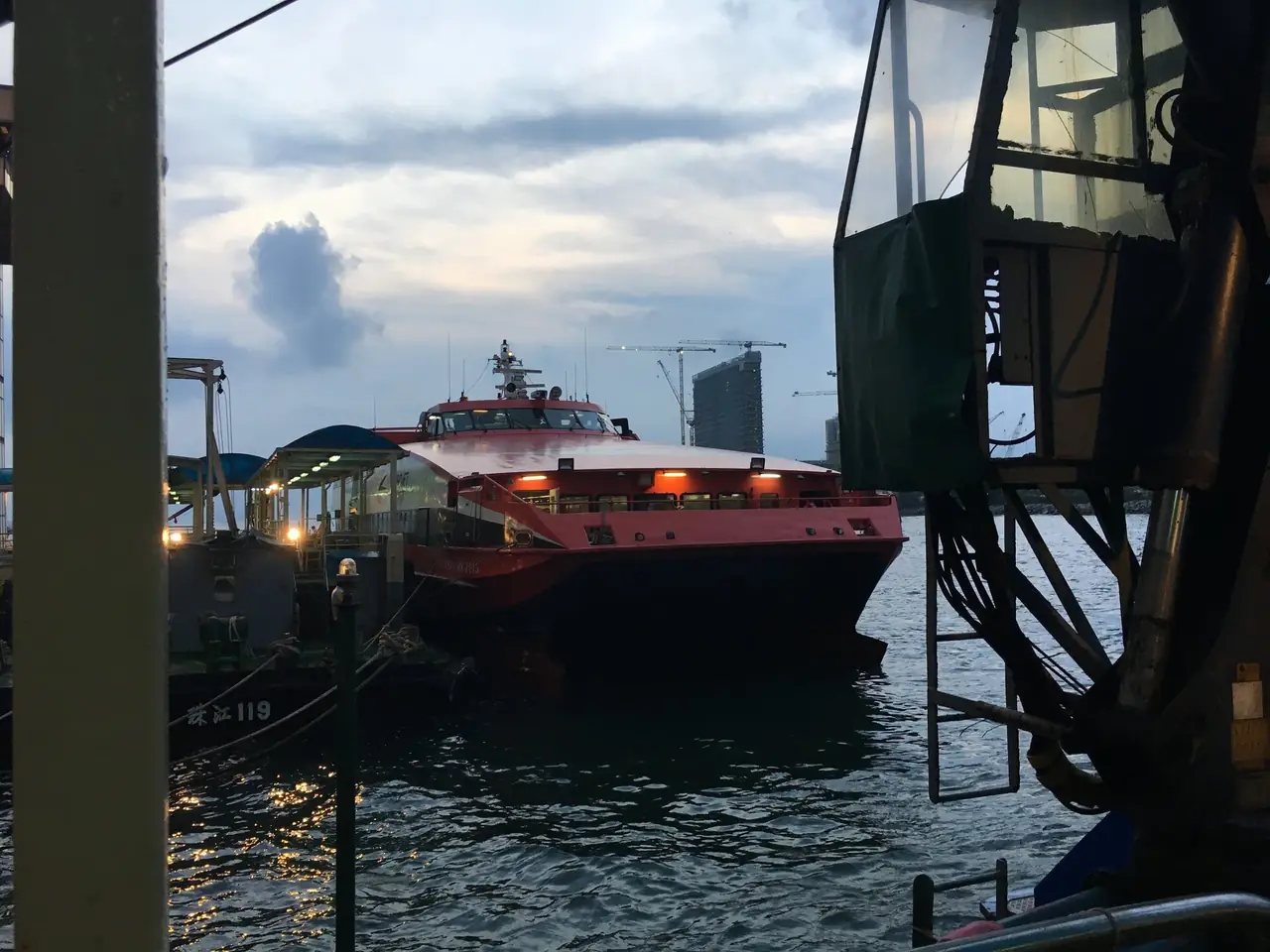 เรือ TurboJET ที่ท่าเรือโออูเตอร์ฮาร์เบอร์ มาเก๊า