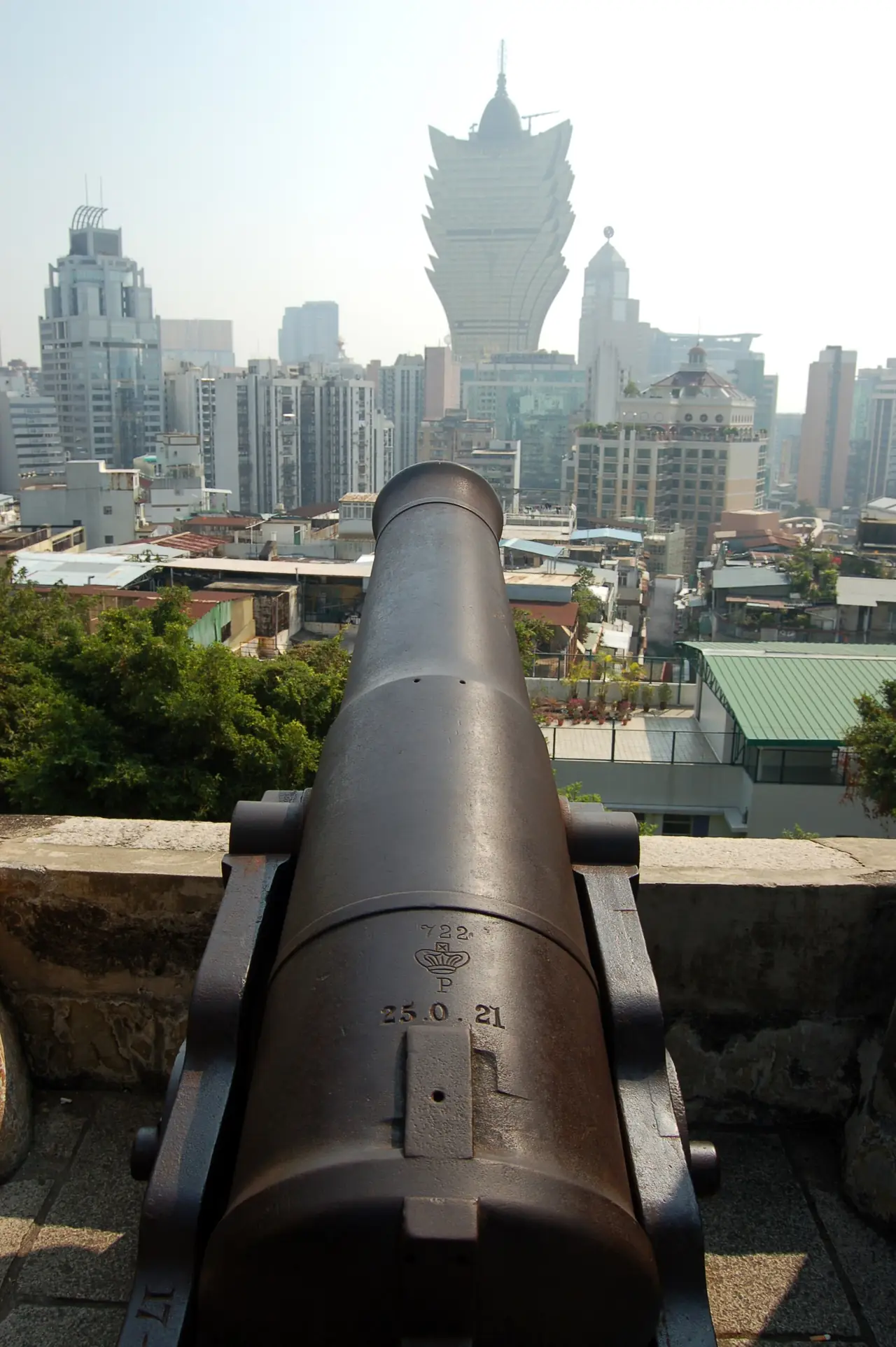 ปืนใหญ่บนป้อมเขา (Mount Fortress) มองเห็นตัวเมืองมาเก๊า