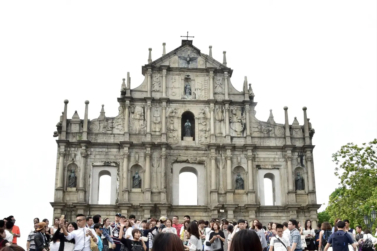 ด้านหน้าซากโบสถ์เซนต์ปอลและบันไดหน้าโบสถ์ มีผู้คนมาถ่ายภาพ