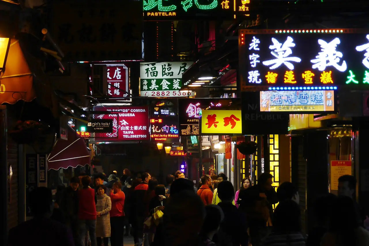 ถนนรัวดูคูนยา (Rua do Cunha) ในหมู่บ้านไทปา ยามค่ำ