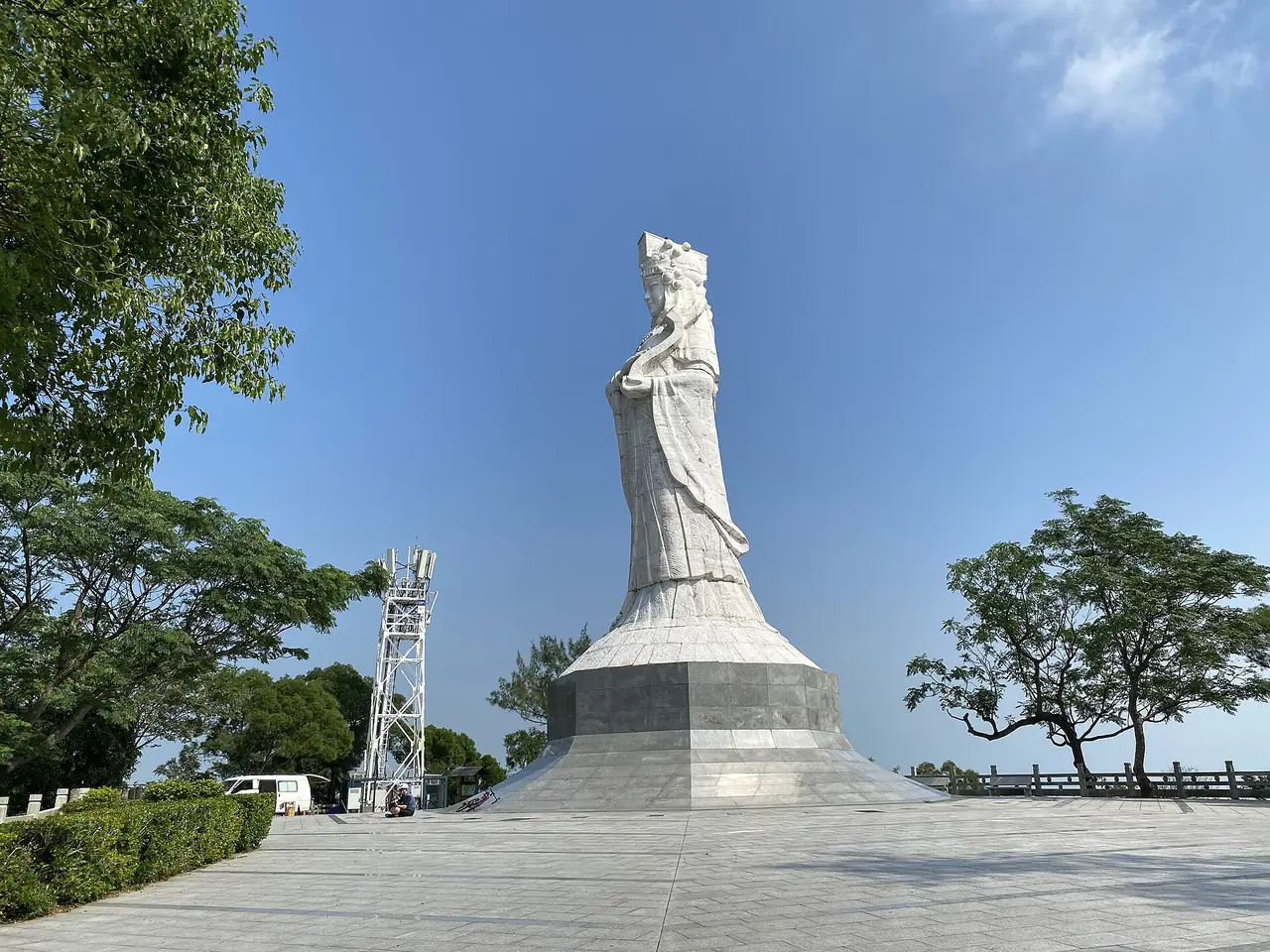รูปปั้นอาม่าบนเนินโคโลอานอัลโต ภาพถ่ายปี 2566 เป็นภาพบรรยากาศ