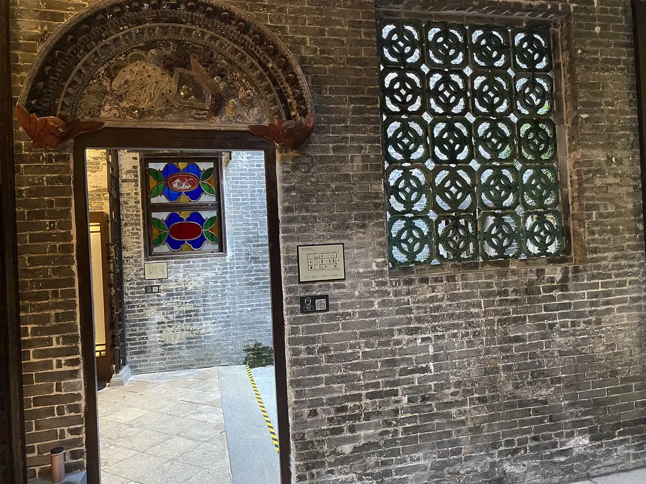 บ้านหลัวเกา (Lou Kau Mansion) ในย่านเมืองเก่า ภาพถ่ายปี 2566 เป็นภาพบรรยากาศ